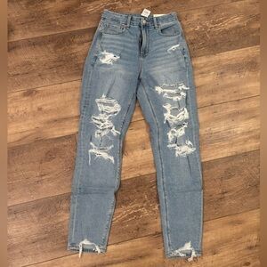 NWT Women’s American Eagle Curvy Mom Jean- high rise